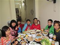 Gia đình ông Ngô Văn Chước quây quần trong mâm cơm ngày tết